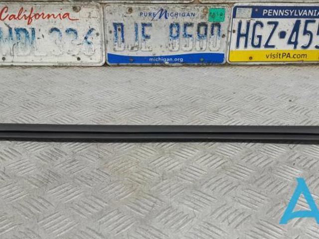 Уплотнитель стекла двери передней левой внутренний (планка) A2927250300 MERCEDES