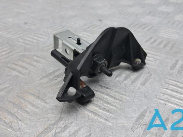 Замок открывания лючка бензобака B09556890F MAZDA