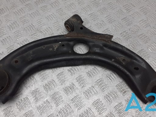 Рычаг передней подвески нижний, правый D10E34300C MAZDA