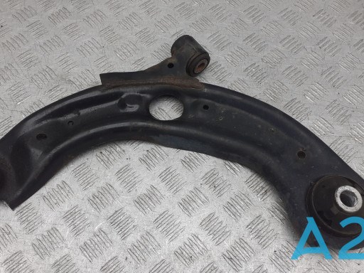 Левый рычаг передней нижней подвески D10E34350C MAZDA