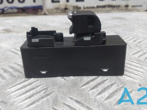 Кнопка стеклоподъемника передняя правая GKL166370A MAZDA