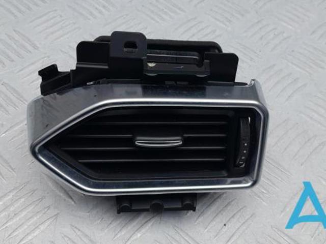 Решетка воздуховода правая K12364730C02 MAZDA