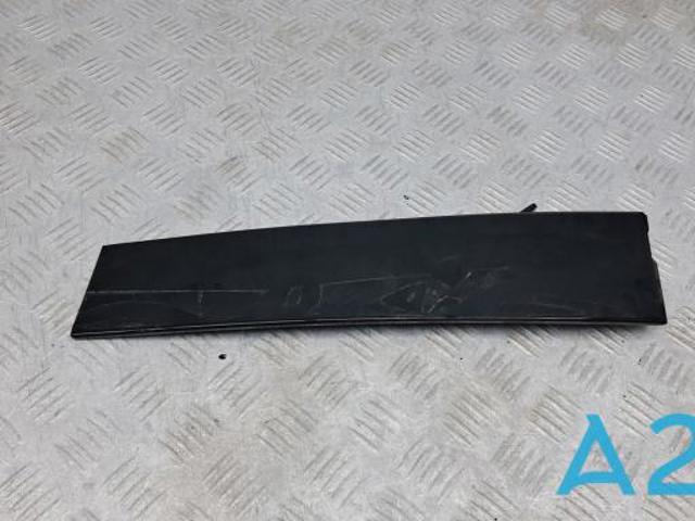 Накладка передней двери, правой, вертикальная KB7W50M10B MAZDA