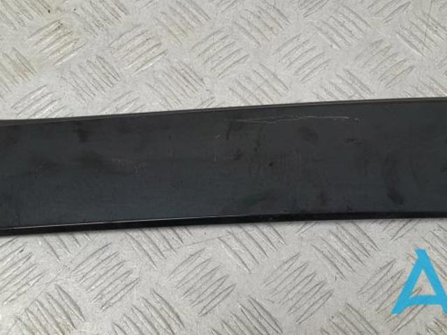 Накладка задней двери, правой, вертикальная KB7W50M30B MAZDA