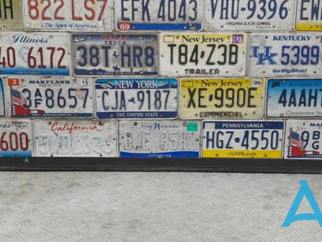Накладка наружняя (молдинг) порога, правый KB7W51P40D MAZDA