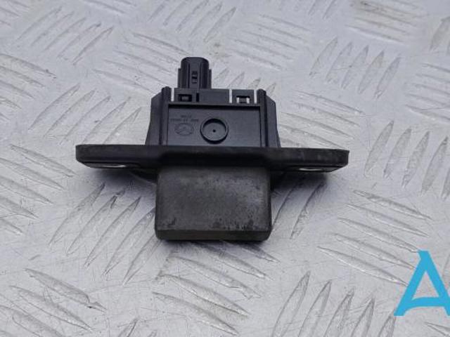 Кнопка привода замка третей/пятой двери KB7W624B0 MAZDA