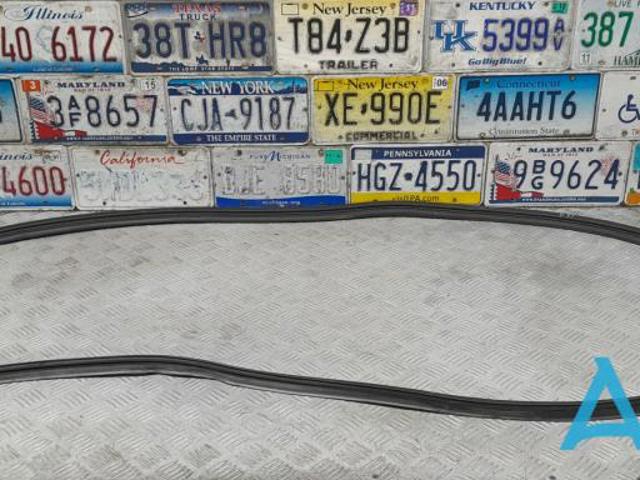 Уплотнитель двери задка кузова KB7W62761 MAZDA