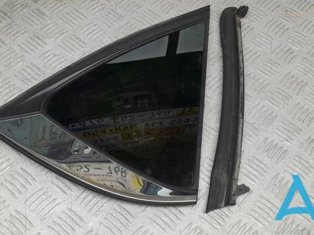 Стекло багажного отсека, правое KB7W62950A MAZDA
