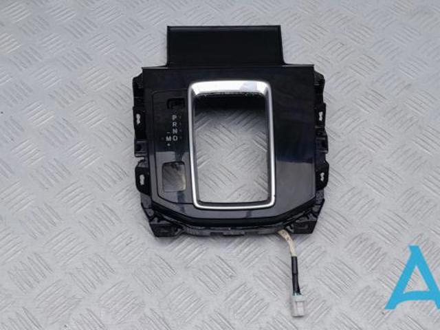 Накладка консоли рычага переключения передач АКПП KGC36434002 MAZDA