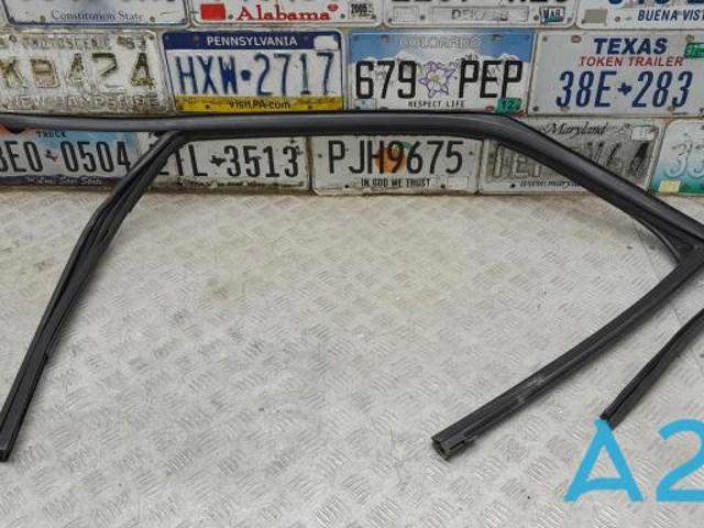 Направляющая стекла рамки двери, переднего левая LB5Z7821597C FORD