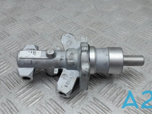 Цилиндр главный тормоза (гидротормозов) LR014569 LAND ROVER