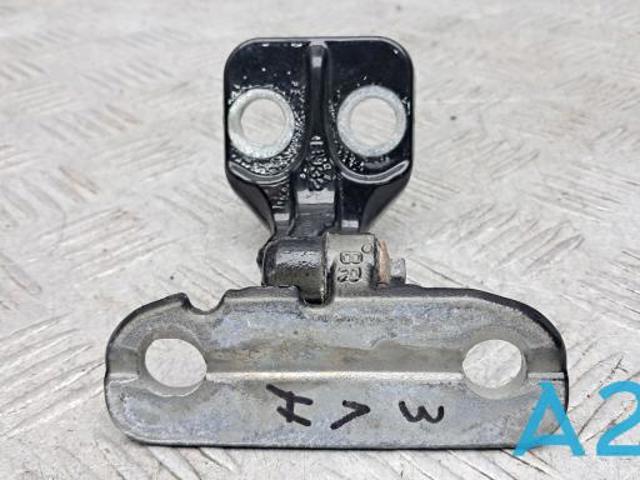 Дверной шарнир водительской вери LR027586 LAND ROVER
