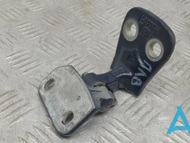 Петля передней двери левая LR030362 LAND ROVER
