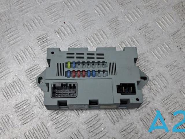 Блок предохранителей задний, салонный LR041091 LAND ROVER