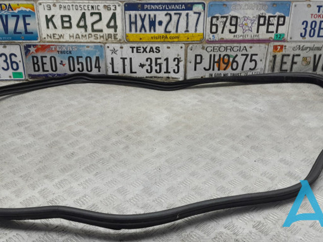 Уплотнитель двери задней, (на кузове) LR044023 LAND ROVER