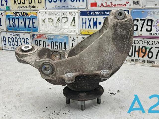 Цапфа (поворотный кулак) задний правый LR068883 LAND ROVER