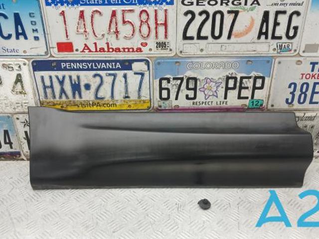 Накладка задней правой двери, нижняя LR077405 LAND ROVER