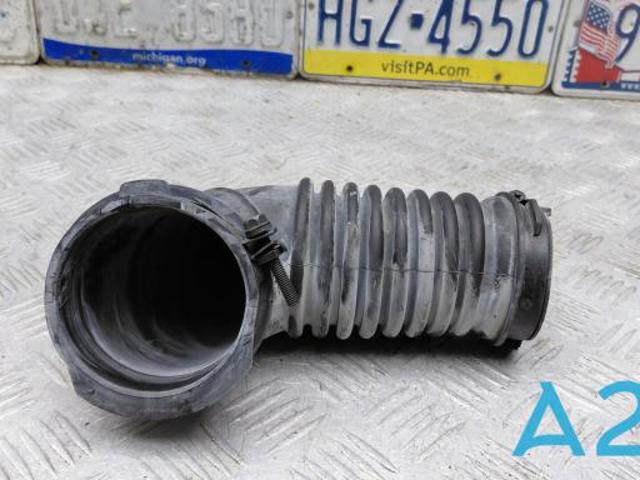 Патрубок воздушный выход воздушного фильтра PY8W13221 MAZDA