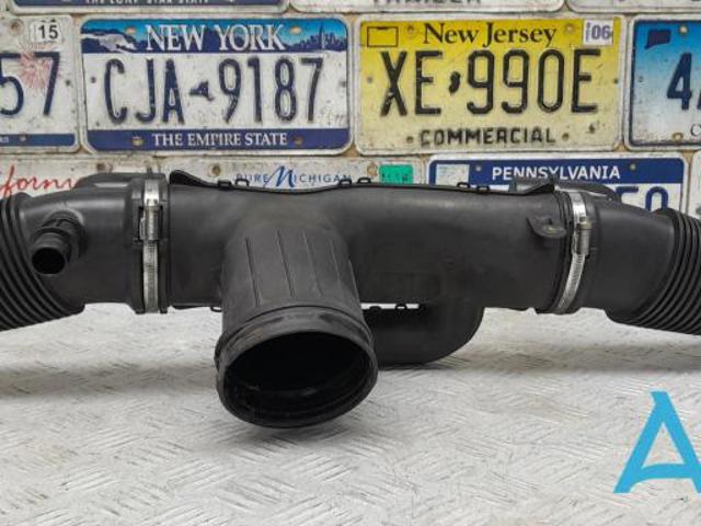 Патрубок воздушный выход воздушного фильтра T2H1382 JAGUAR