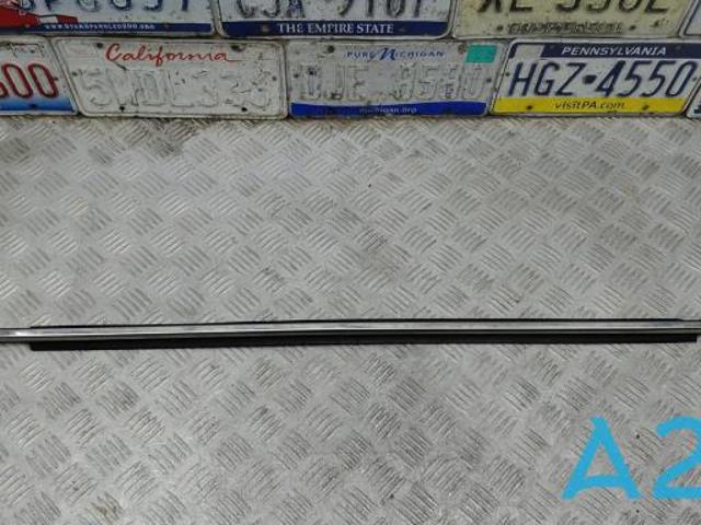 Молдинг опускного стекла двери передней, правой TK4850640 MAZDA