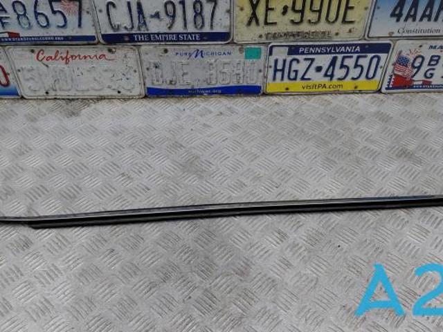 Молдинг опускного стекла нижний, двери передней, левой TK4850650 MAZDA