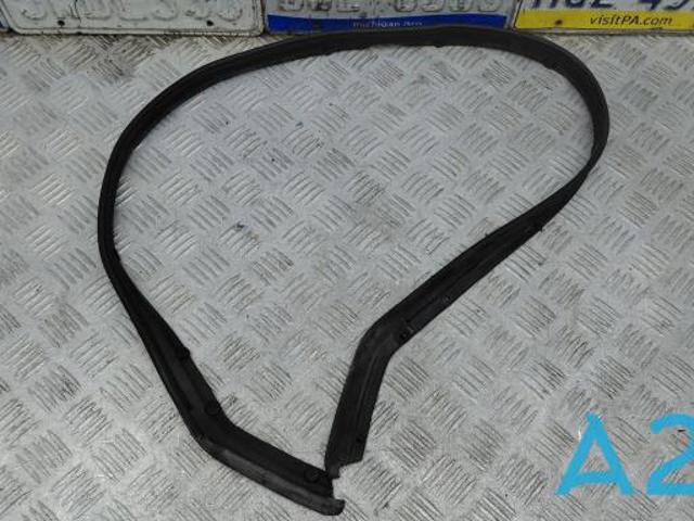 Уплотнитель капота TK4856770 MAZDA