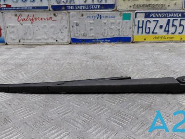 Рычаг-поводок дворника заднего стекла TK4867421 MAZDA