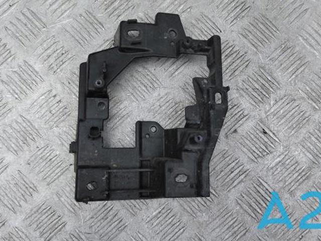 Кронштейн крепления противотуманной фары, правой TN3951684 MAZDA