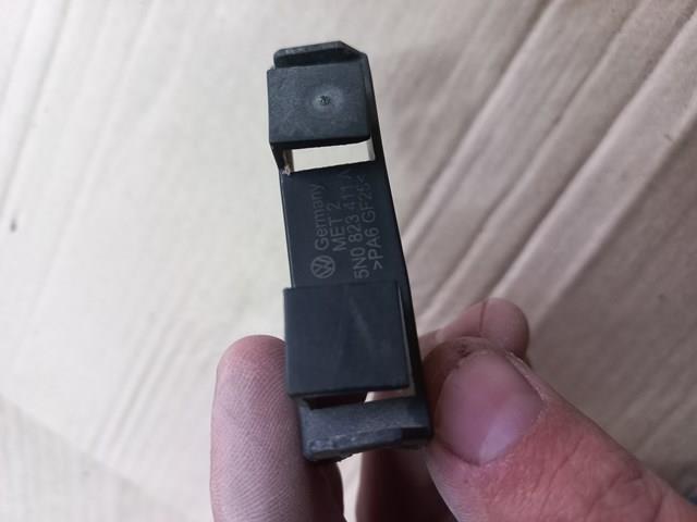 VAG 5N0823411A Кронштейн ручки открывания капота в наличии Винница