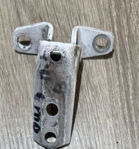 Петля передней двери правая 5702A063 MITSUBISHI