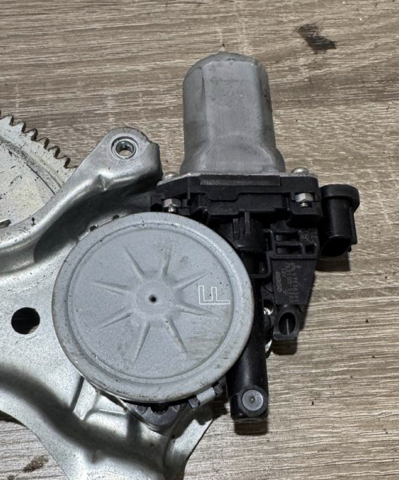 Мотор стеклоподъемника двери передней, левой 5713A385 MITSUBISHI