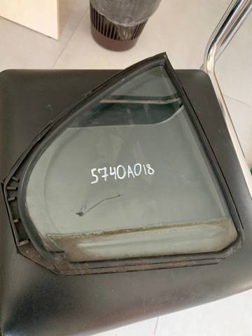 Стекло-форточка двери, задней, правой 5740A018 MITSUBISHI