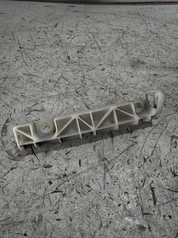 Правый кронштейн крепления бампера заднего 6410A066 MITSUBISHI
