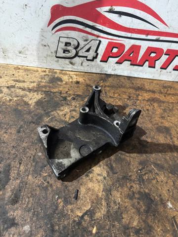 Кронштейн подушки (опоры) двигателя, верхней 8200101196 RENAULT