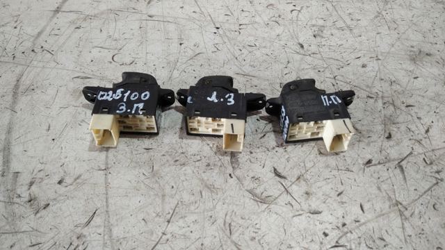HYUNDAI 9358026100 Кнопочный блок управления стеклоподъемником задний в наличии Черновцы