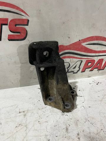 Кронштейн подушки (опоры) двигателя, левой KKU500580 LAND ROVER