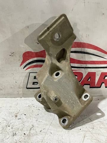 Кронштейн подушки (опоры) двигателя, правой KKU500590 LAND ROVER