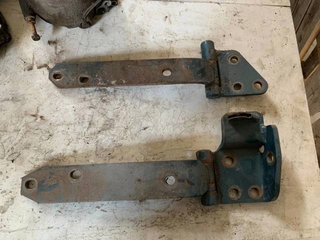 Петля задней (распашной) двери, правая верхняя MB669300 MITSUBISHI