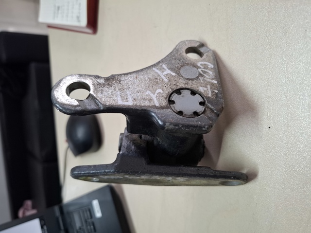 Петля водительской двери MN105675 MITSUBISHI
