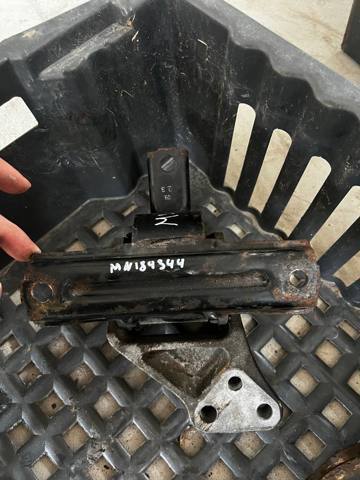 Правая опора двигателя MN184295 MITSUBISHI