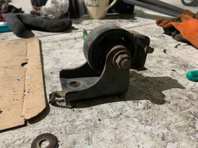 Подвеска раздаточной коробки MR267864 MITSUBISHI