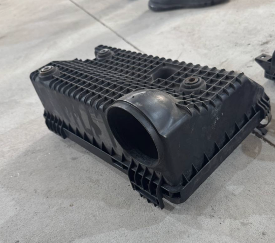 Корпус воздушного фильтра, нижняя часть MR404841 MITSUBISHI