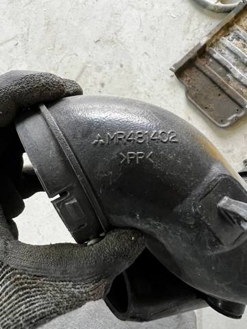 MITSUBISHI MR481402 Впускной патрубок воздушного фильтра в наличии Винница