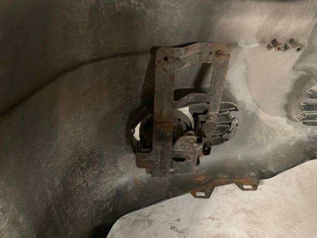 Кронштейн крепления противотуманной фары, левой MR482497 MITSUBISHI