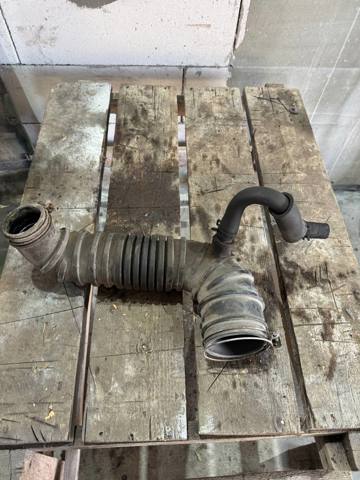 Патрубок воздушный выход воздушного фильтра MR571533 MITSUBISHI