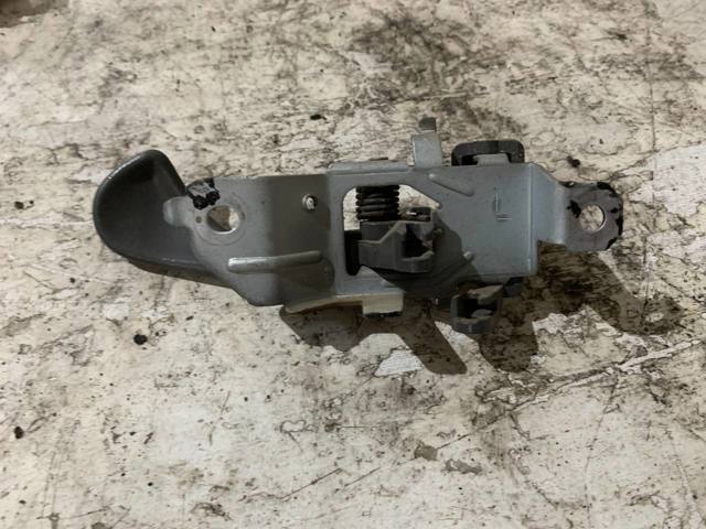 Ручка передней двери внутренняя, левая MR634384 MITSUBISHI