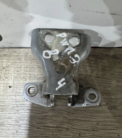 Петля задней правой двери MR964928 MITSUBISHI