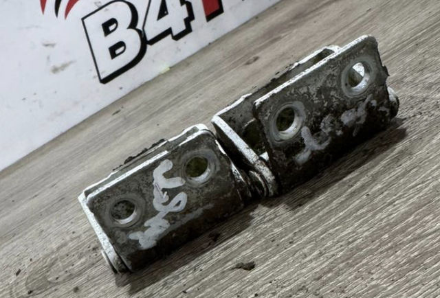 Петля багажника MR987773 MITSUBISHI