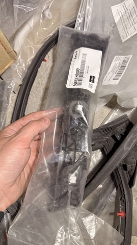 Правый кронштейн заднего бампера 86613H8000 HYUNDAI