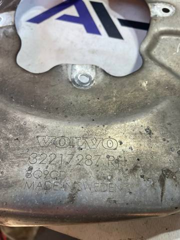 Щиток тормозного диска заднего правый 31665970 VOLVO